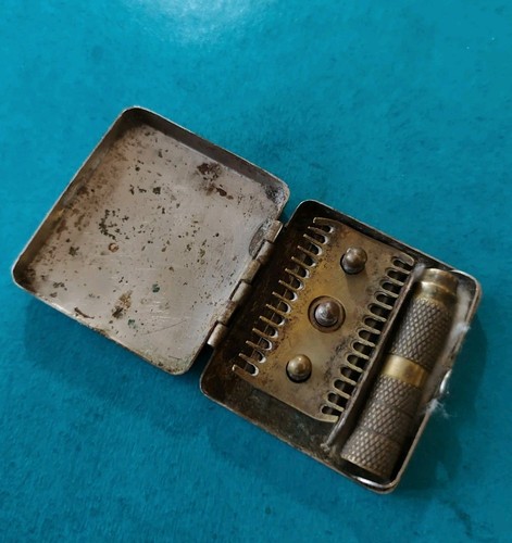 Ancien rasoir voyage dans - de,