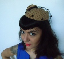 Mini chapeau bibi rétro vintage beige voilette coquetterie plumetis fleur pinup