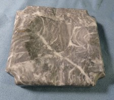 CENDRIER carré en MARBRE ITALIEN de CARRARE  gris clair veiné de blanc.