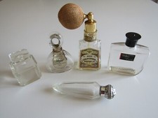 5 anciens flacons vides : Avon x 2, Van Cleef et Arpels, Dana et ?