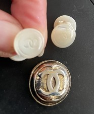 4 Boutons de manchettes CHANEL en nacre et 1 métal or/7485V10