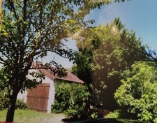 Terrain constructible viabilisé, arboré  de 1765M2 avec garage et abri de jardin