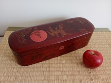 Boite à gants en bois laqué à décor japonisant oiseaux et soleil.Parf Piver.