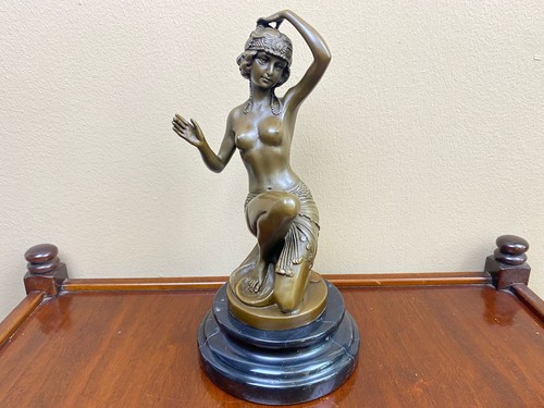 Sculpture une danseuse - d'une,