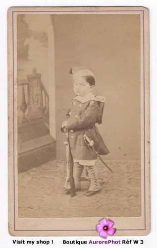 Garçon costumé militaire - costumÉ,