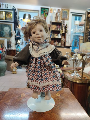 Belle petite poupée sur socle