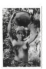 NU  GUINEE  FEMME SEINS NUS