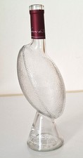 Bouteille en forme de ballon de rugby posé sur le tee