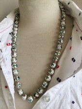 Collier de perles émaillées cloisonnées chinoises blanc/vert/mauve en TBE.