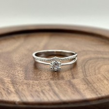 1993710 Ensemble de 2 bagues dont 1 demie-alliance et 1 solitaire ornées d'oxyd