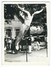 photo snapshot - le vol de l'athlète - barre fixe saut - homme sport vers 1950