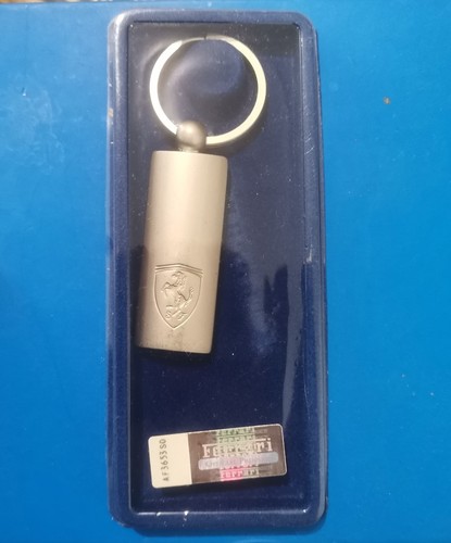 Porte clés acier - ferrari, sous