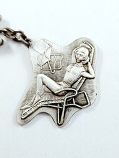 PORTE-CLES - CHAISES PLIANFER - Jolie MADEMOISELLE Gravure Vintage Années 60 -