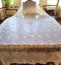 Dessus de lit  ancien en tulle brodé de soie   - 230 cm x 160 cm + volants 19 cm