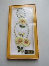 mouchoir brodé dans sa boîte d'origine