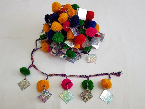 Beau pompon bonne taille - , et