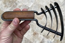 ANCIENNE ETRILLE EN METAL ET MANCHE BOIS POUR BROSSAGE DES CHEVAUX VACHES OUTIL