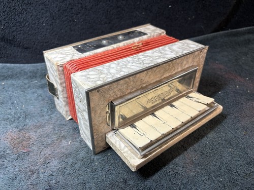 Vintage small accordeon made - small,