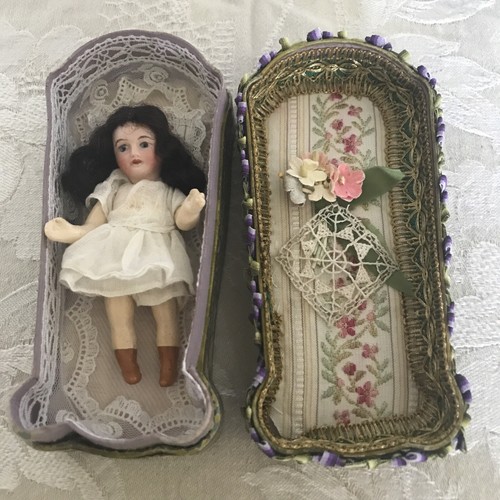 Poupée ancienne dans coffret - ancienne,