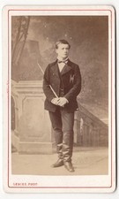 Jeune homme en tenue