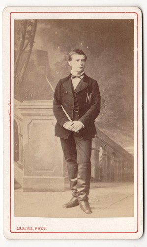 Jeune homme tenue - jeune,