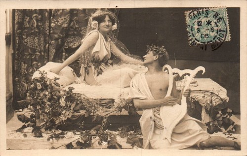 Cpa jeune femme sur - -, une
