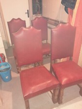 chaise bois vintage ROUGE EN BONNE état  général 