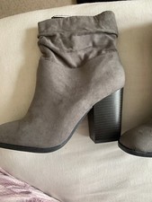 Bottes neuves avec étiquettes
