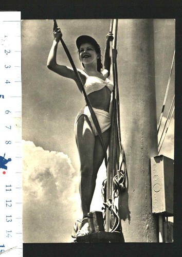 Jeune Femme En Maillot De Bain
