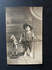 Photo petit garçon avec son