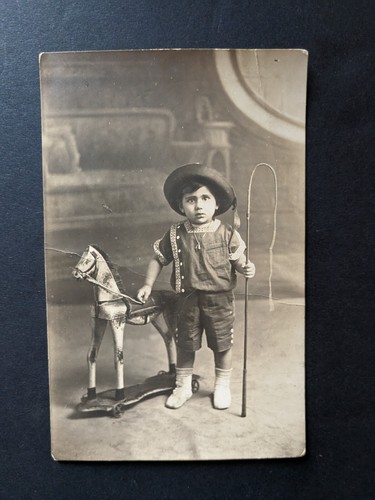 Photo petit garçon avec son