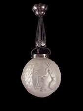 P. MAYNADIER & MULLER FRÈRES : SUSPENSION ART DÉCO FER FORGÉ & BOULE AUX PAONS