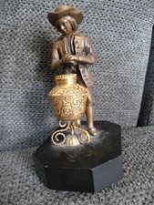 personnage homme en bronze sur socle pierre noir-montage-