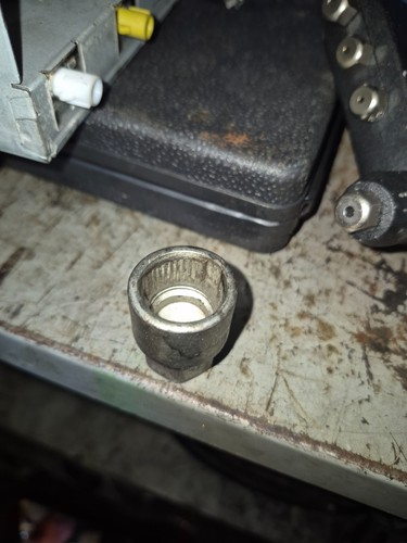 Boulon antivol voiture - boulon,