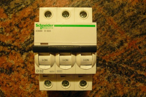 Disjoncteur triphase 32amperes - disjoncteur,