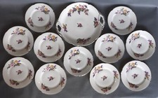 1 service à gâteaux en porcelaine, années 70, blanc décore floral.