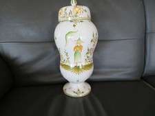 pot à pharmacie ou pot couvert en céramique