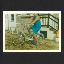 Femme vélo robe bleue photo - bleue,