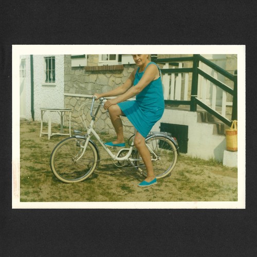 Femme vélo robe bleue - , photo