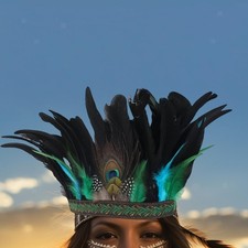 Coiffe en plumes de chapeau