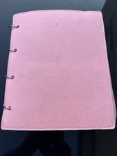 lot de pin's 120 Pin’s Dans Un Cahier. Je Peux Modifier Les Attaches En Photo.