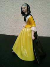 BOUTEILLE A LIQUEUR CERAMIQUE ART DECO JOLIE FEMME EN JAUNE CAPE ET FOULARD NOIR