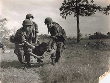 PHOTO PRESSE GUERRE INDOCHINE VIETNAM  CIRCA 1954 SOLDATS CAPTURE D UN VIETMIN