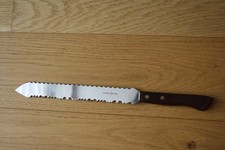 Couteau Durol 2 côtés dentelés. Très bon état.