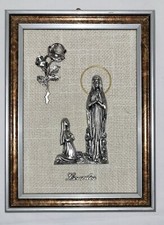 Souvenir De Lourdes Tableau Sculpture étain De La Vierge Marie Sur Fond Beige.