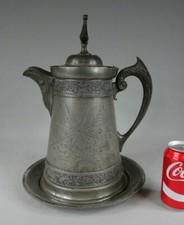 ancienne verseuse et plateau en étain décor repoussé et ciselé 1900 Porter