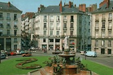 Nantes - Place royale et fontaine Renault R5 Citroen Mehari CX Renault 4L