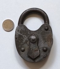 Ancien , Gros Cadenas Fer Avec Clé A Identifier 