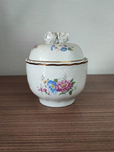 Ancien pot avec couvercle
