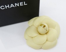 Authentique broche camélia en tissu blanc cassé CHANEL #61237